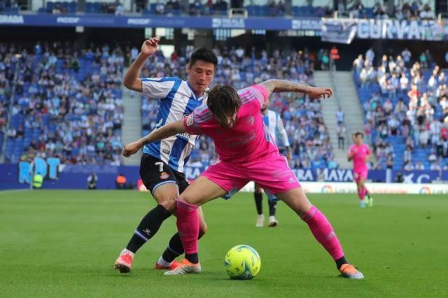 开云体育官网-全队最低分！武磊半场仅触球11次再失证明机会